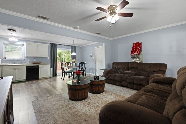 Building Photo - Settle Into Comfort in This Charming 3-Bedroom Home in Larchmont Estates