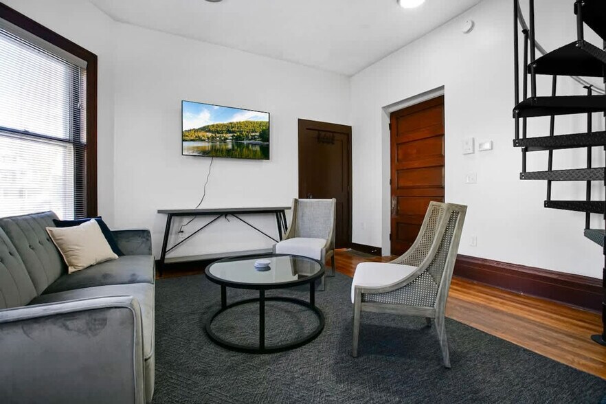 Building Photo - 1848 E 89th St