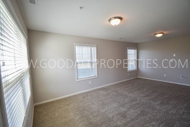 Building Photo - 2 Bedroom 2.5 Bath end unit Townhome in West Des Moines with attached garage