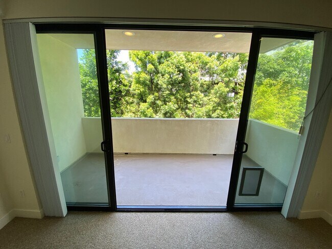 Building Photo - 11611 Montana Avenue, Unit 205