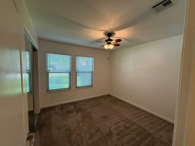 Building Photo - Single story 3 bedroom with attached Garage!