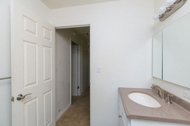 Building Photo - Tropic Garden Townhouse 2b1.5b1pkg