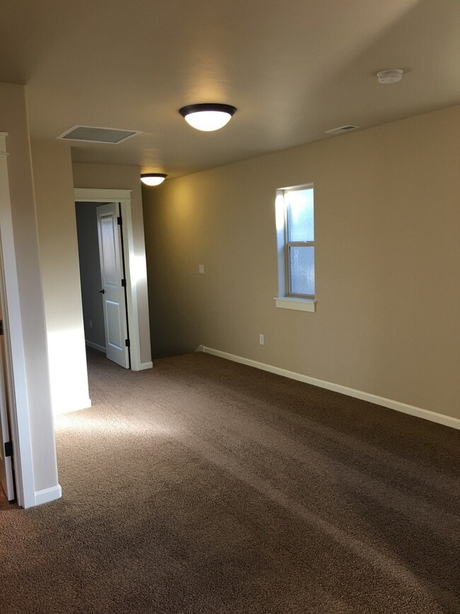 Building Photo - Gorgeous Newer Townhouse in NE Bend