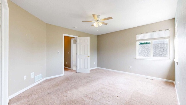 Building Photo - Spacious 3-Bed,2.5-Bath Home with Fenced Yard