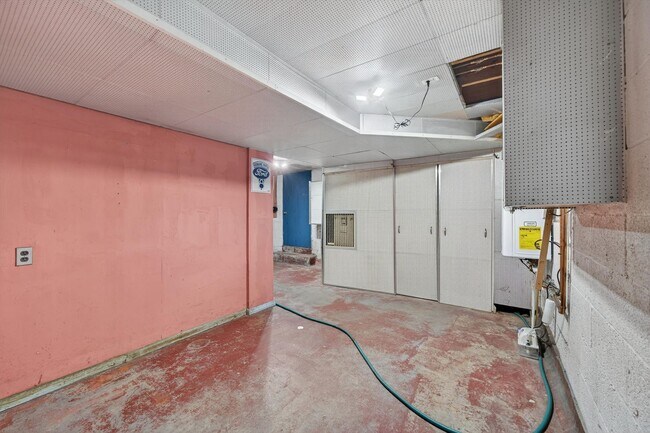 Building Photo - Spacious 4 BR/2BA home corner-lot in Warwi...