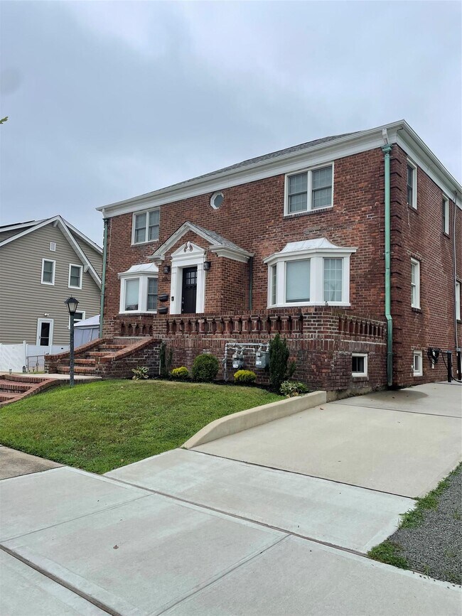 Primary Photo - 355 E Beech St