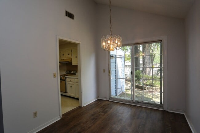 Building Photo - 2 Bedroom townhome