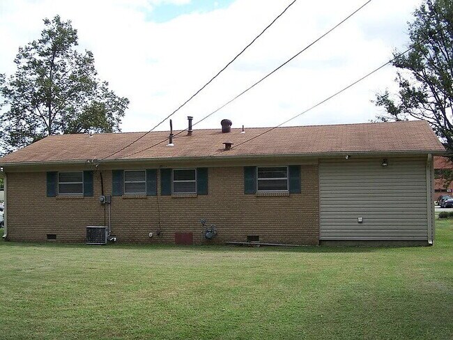 Building Photo - Recently Renovated - 3 Bedroom 2 Bath Home!