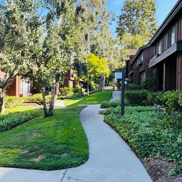beautiful grounds with multiple paths and walkways - 1304 Stonewood Ct