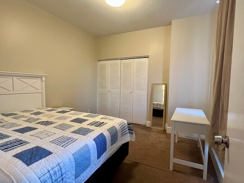 bedroom one with queen bed - 105 W Oglethorpe Ave