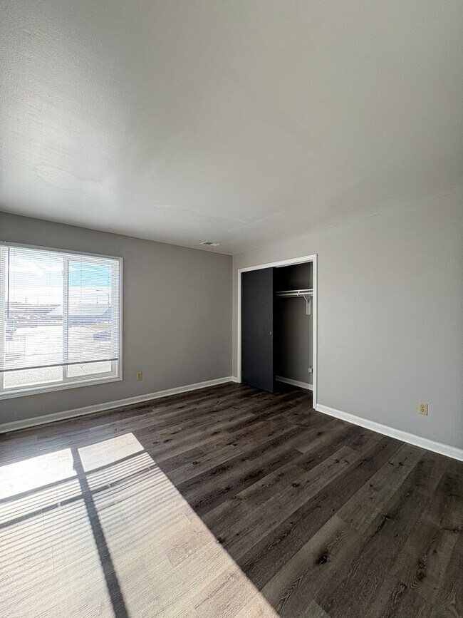 Building Photo - Remington On Rockville Living
