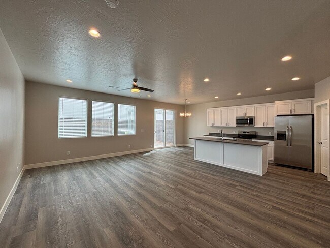 Building Photo - 4 BEDROOM SANDHOLLOW TOWNHOME FOR RENT!