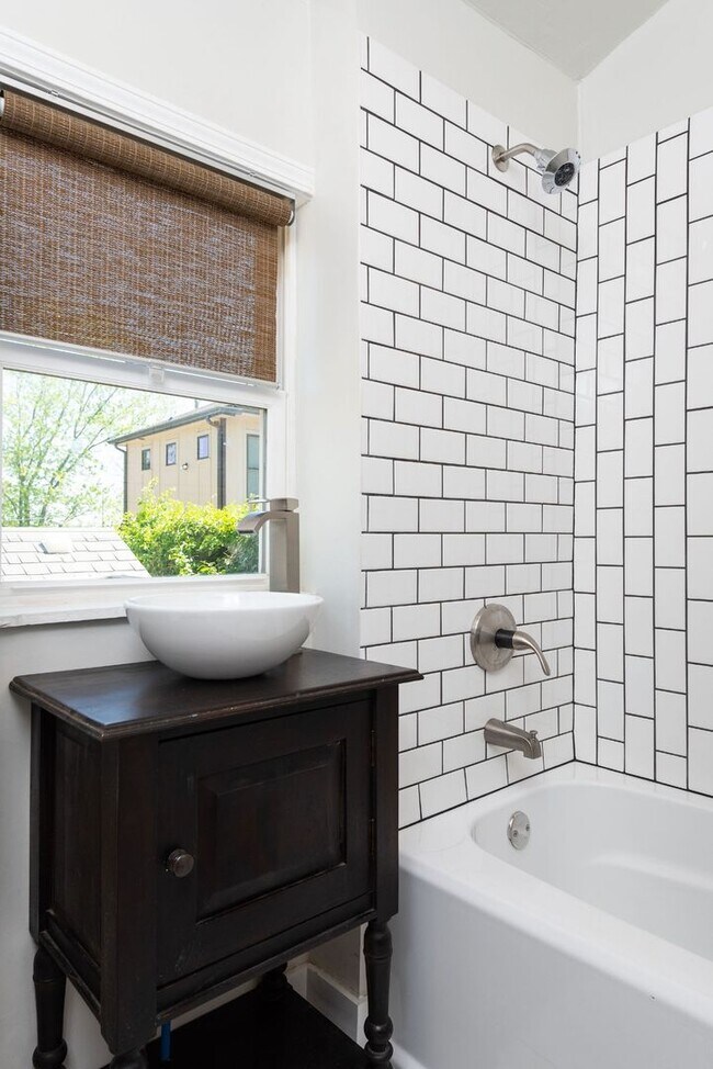 Building Photo - Located in the heart of Cleveland Park, this charming home has it all!
