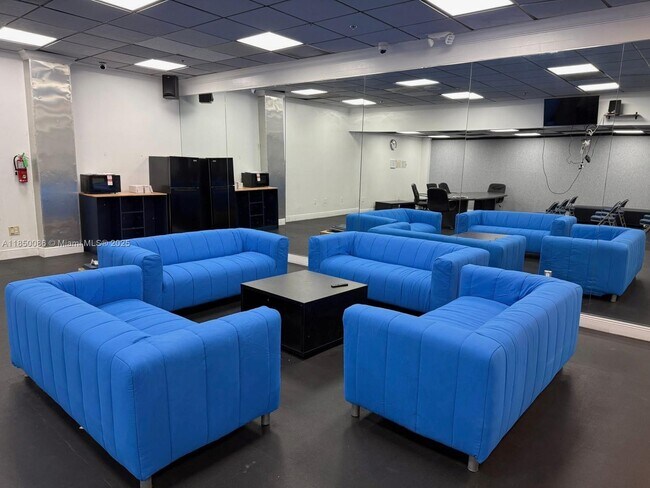 Building Photo - 555 NE 15th St