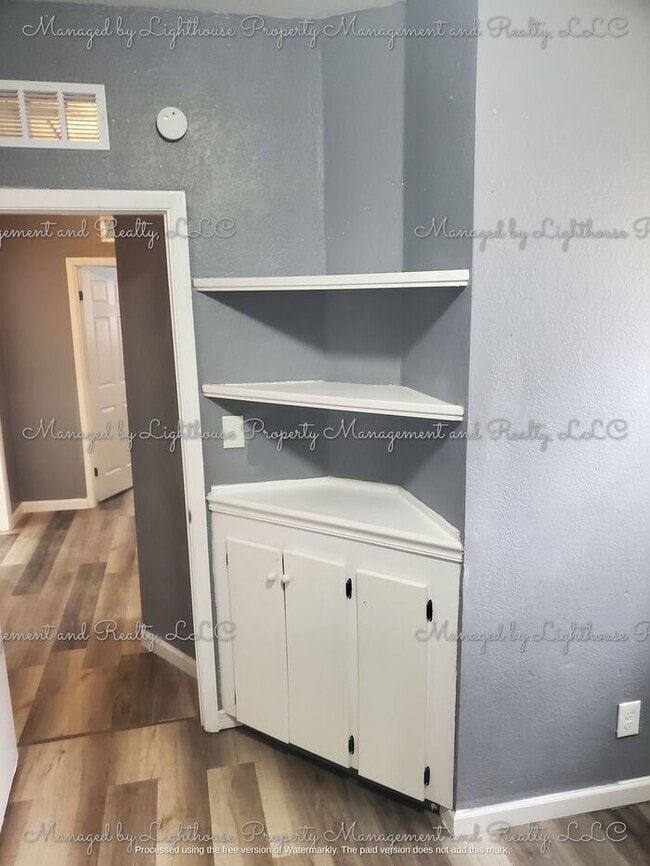 Building Photo - 2 Bedroom / 2 Bathroom Home in Historic Springfield ? Huge Fenced Yard