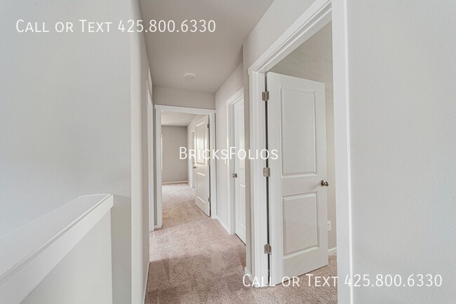 Building Photo - Comfortable Living in a Peaceful Bremerton...