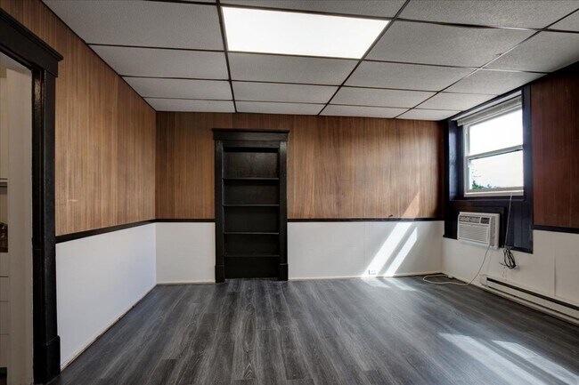 Building Photo - Affordable 1 Bedroom Apartment – Prime Mai...
