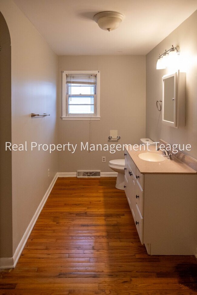 Building Photo - 1 S Main St