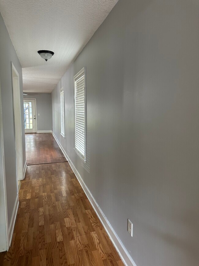 Building Photo - 104 Camellia Ct