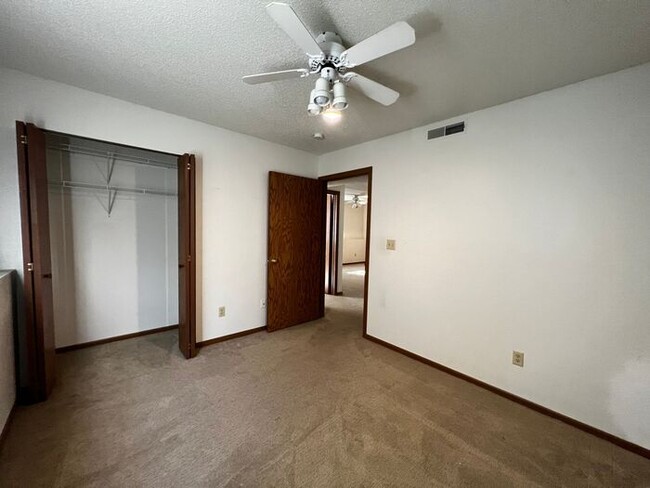 Building Photo - $1,095 | 2 Bedroom, 1 Bathroom Condo | Pet...