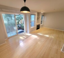 Building Photo - 14035 Greenwood Ave N