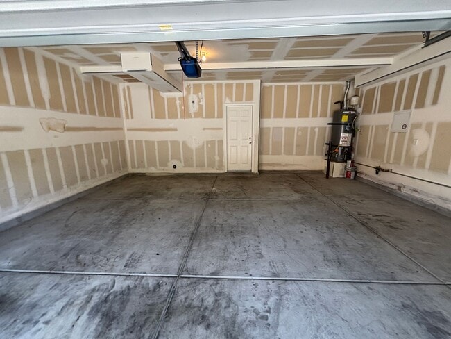 Building Photo - GUARD GATED 3 BED 2.5 BATH 2 CAR GARAGE TO...