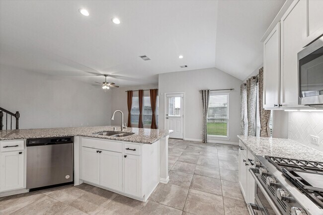 Building Photo - 142 Dina Ln