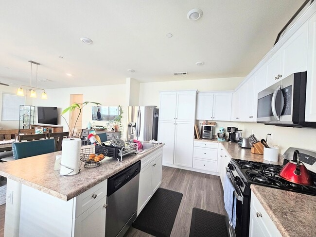 Building Photo - Beautiful Condo In a Nice Neighborhood 2 car garage