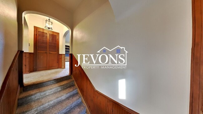 Building Photo - $895 Rent Credit - Charming 3-bedroom home with washer and dryer, an equipped kitchen, and nearby...