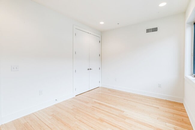 Building Photo - Northern Liberties Townhome with Parking!