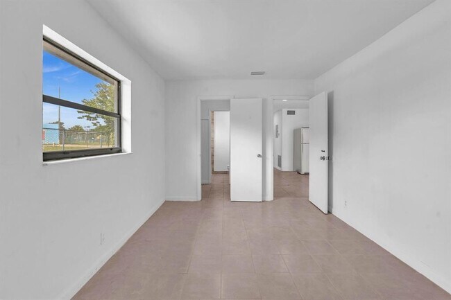 Building Photo - 5748 NW 27th Ct