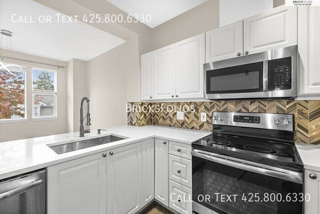 Building Photo - Prime Bellevue Location – Parkside Townhom...