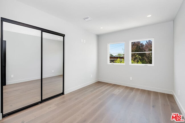 Building Photo - 4963 N Clybourn Ave