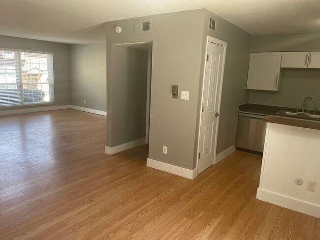 Building Photo - South Denver, 2 bed 2.5 bath Townhome, 2 Car Parking, Close to Light Rail