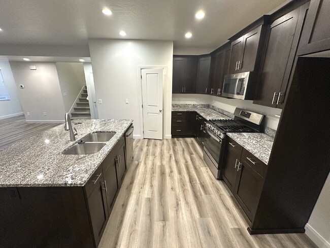 Building Photo - “St. George, Aspen Estates: 5 spacious beds, 2.5 baths, and a stunning 2,852 sq ft of beautifully...