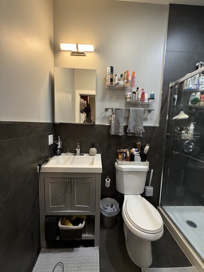 Building Photo - 1472 W Erie St