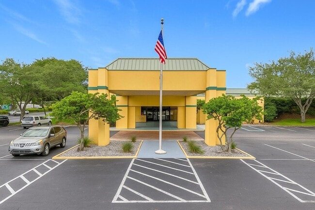 Building Photo - 910 Suemac Rd