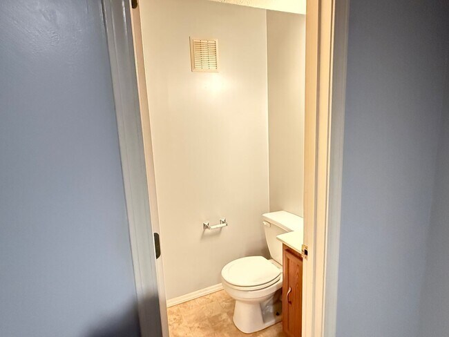 Building Photo - Beautifully decorated 3BR townhouse in Bloomington