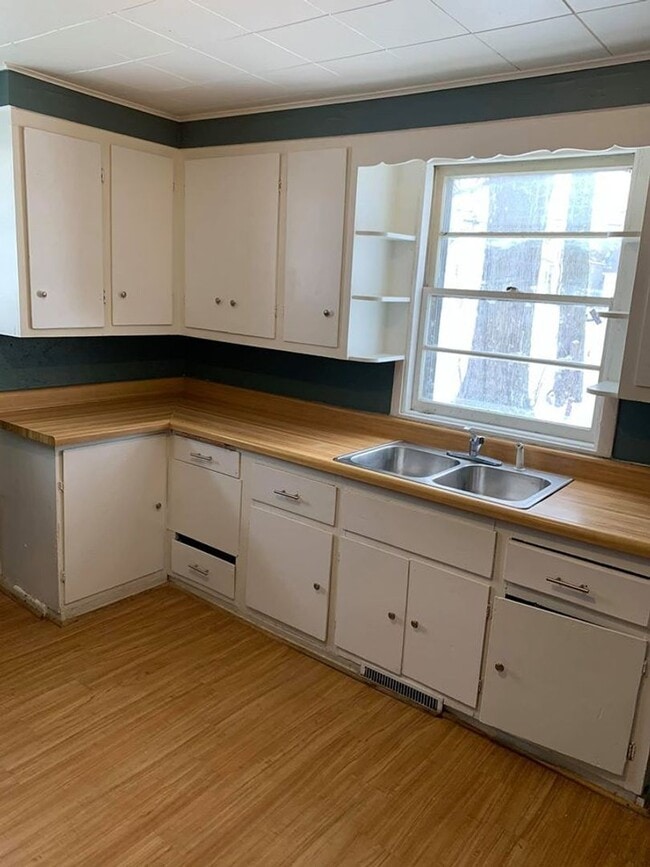 Building Photo - 3 bedroom home