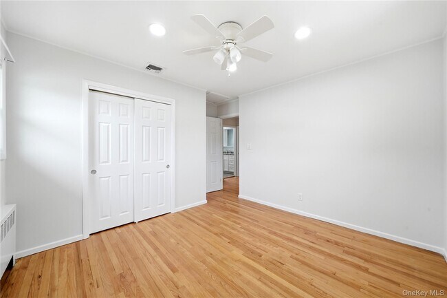 Building Photo - 14 Oak Dr