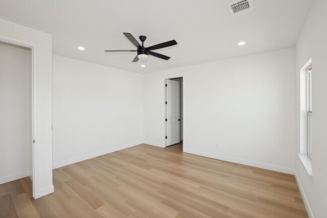 Building Photo - 10424 Tierra Santa Dr