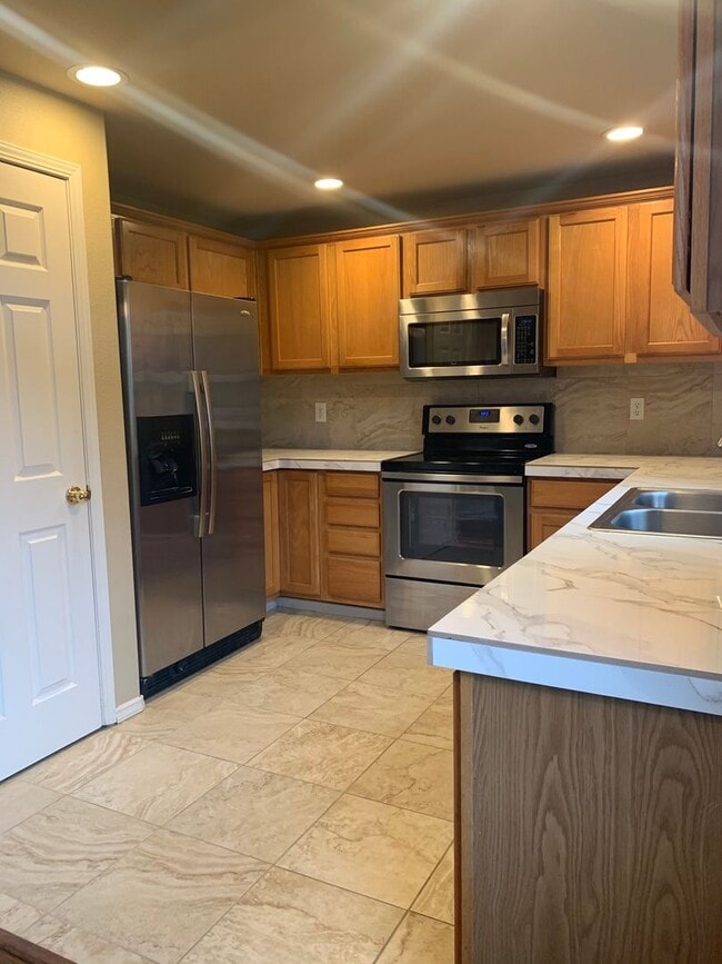 Building Photo - Great 3BD 2.5BA Fisher's Landing! Large Fe...