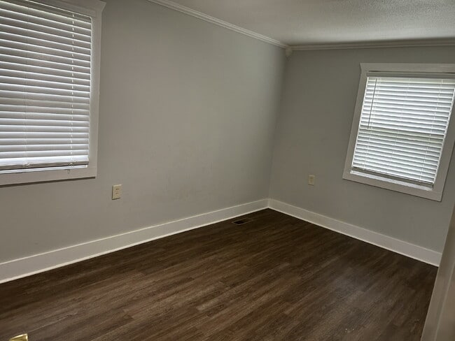 Building Photo - "Charming 3-Bedroom Home with 2 Full Baths...
