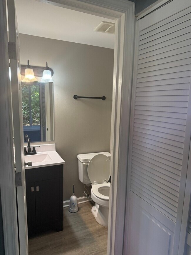 Building Photo - 1319 Kingsbury Dr