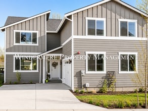 Building Photo - Bright and spacious home close to ferries, PSNS and recreational activities!