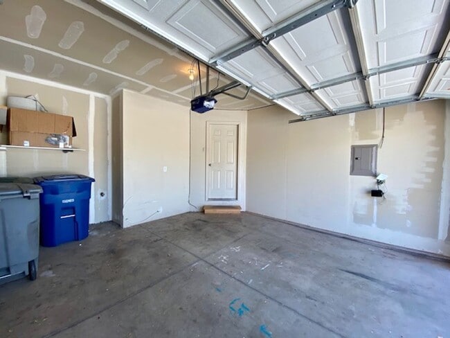 Building Photo - LARGE TOWNHOME AVAILABLE FOR RENT!