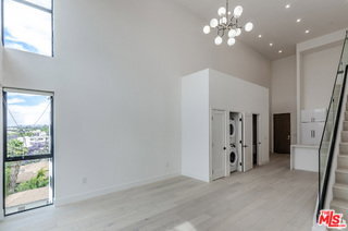 Building Photo - 105 S Doheny Dr