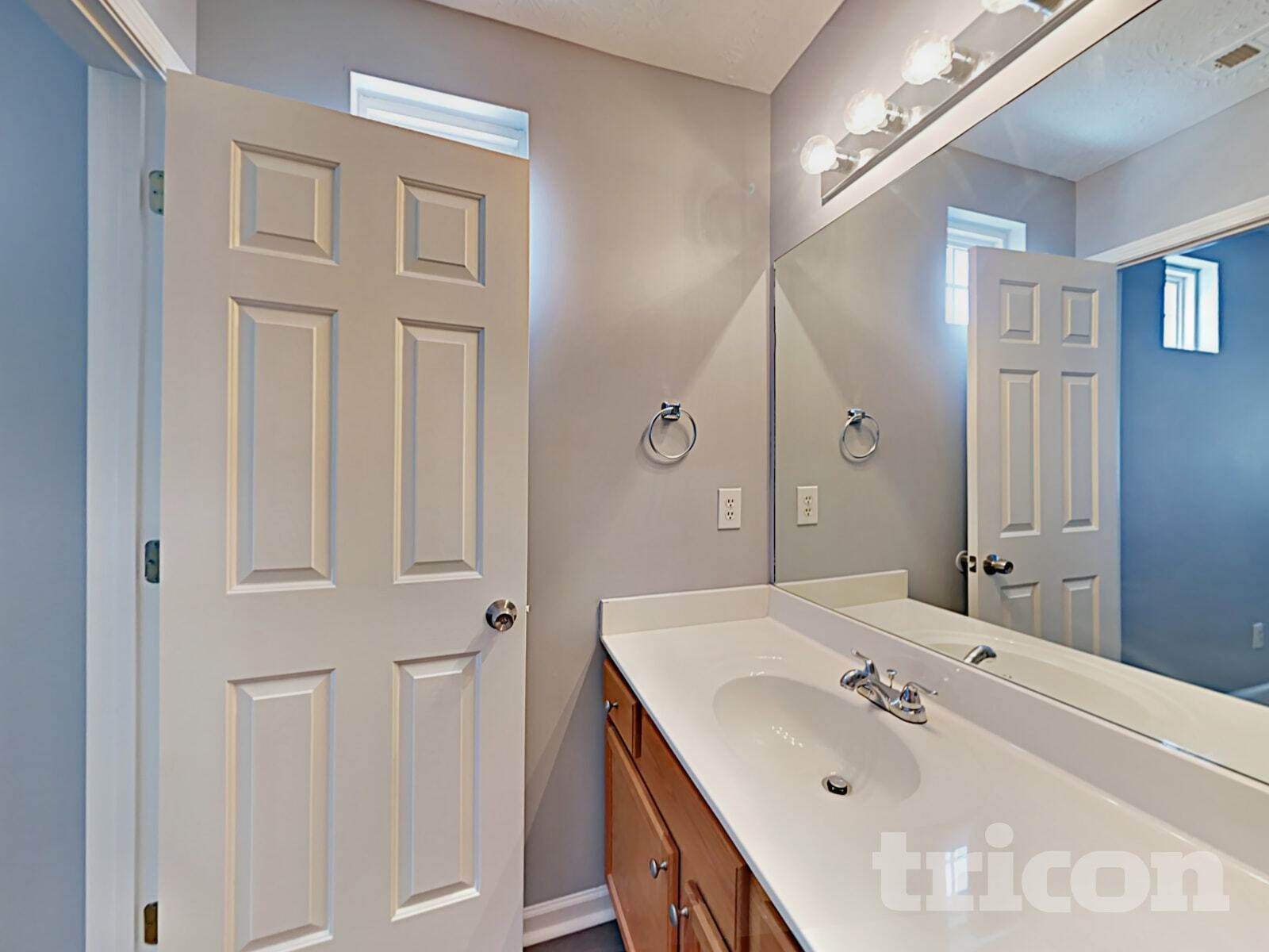 Building Photo - 242 Oak Grove Way