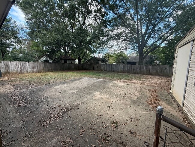 Building Photo - ** 3 Bed 1 Bath located in Chisholm ** Cal...