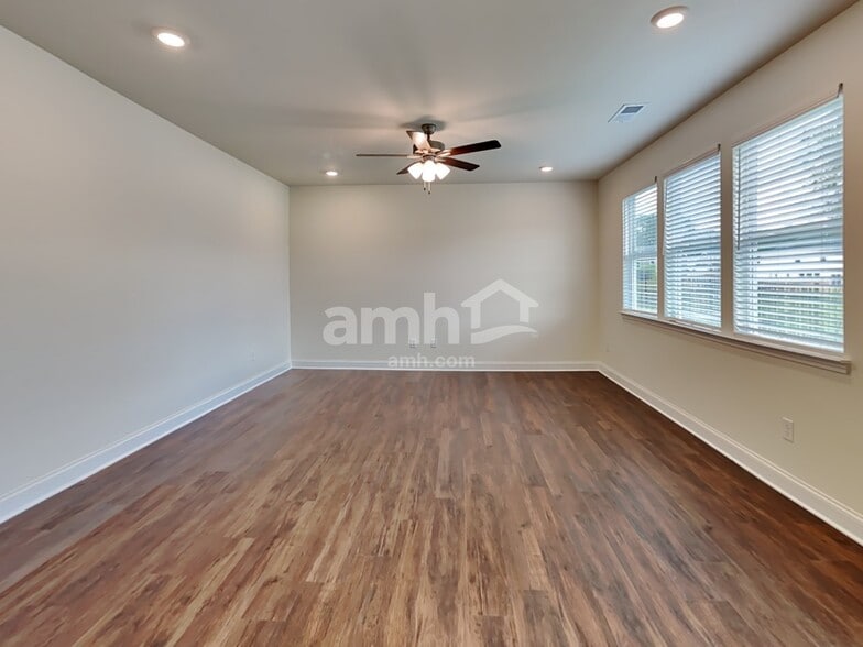 Building Photo - 868 Carnaby Ln